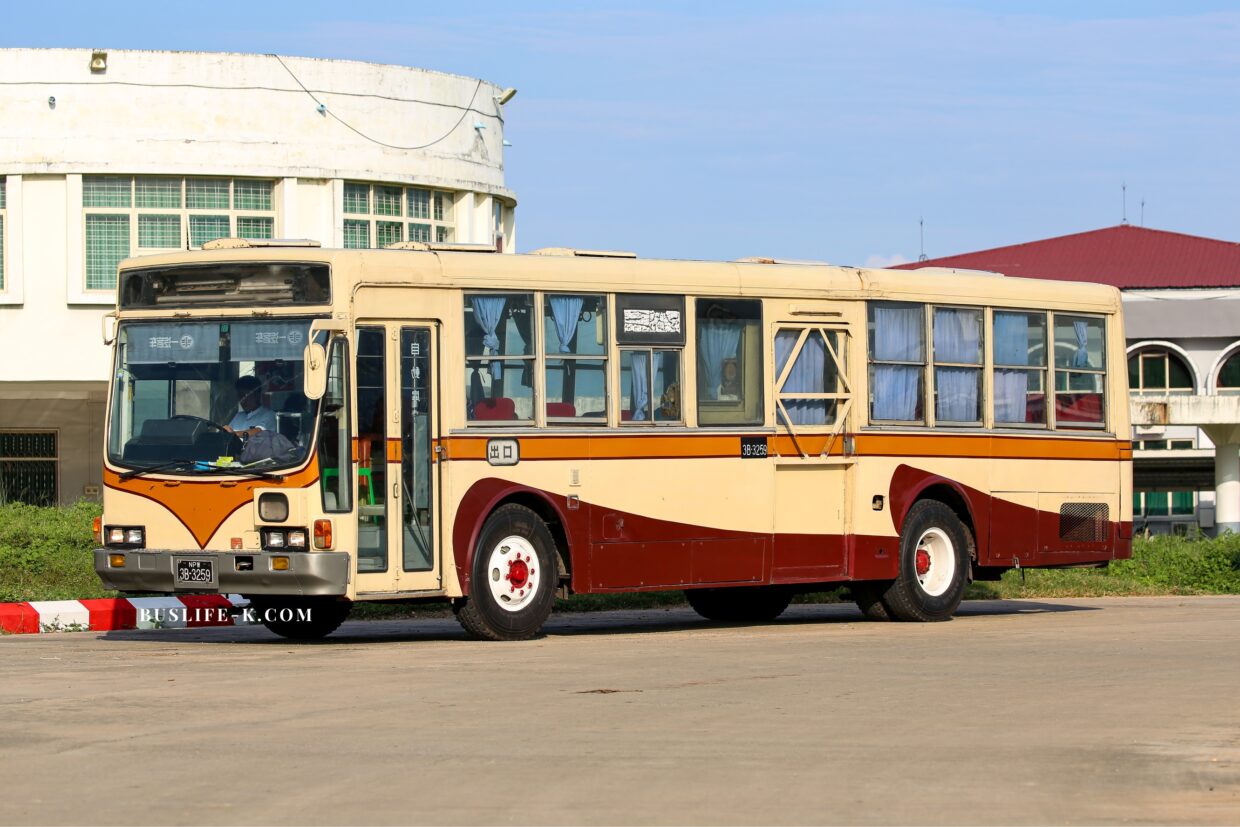 海外へ輸出された日本製の中古バス (元神奈中バスのいすゞキュービック)