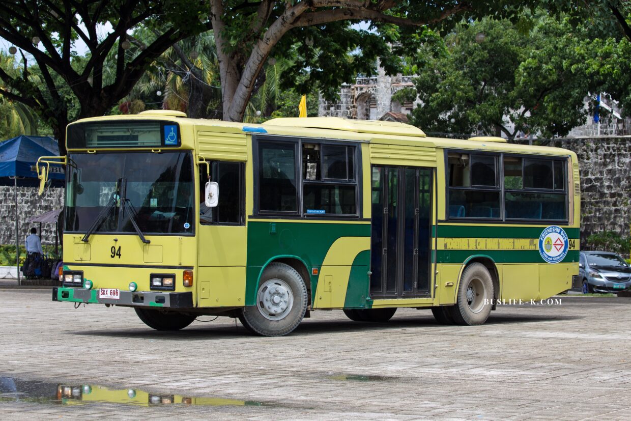 海外へ輸出された日本製の中古バス (元横浜市営バスの日野ブルーリボン KC-HU2MLCA)