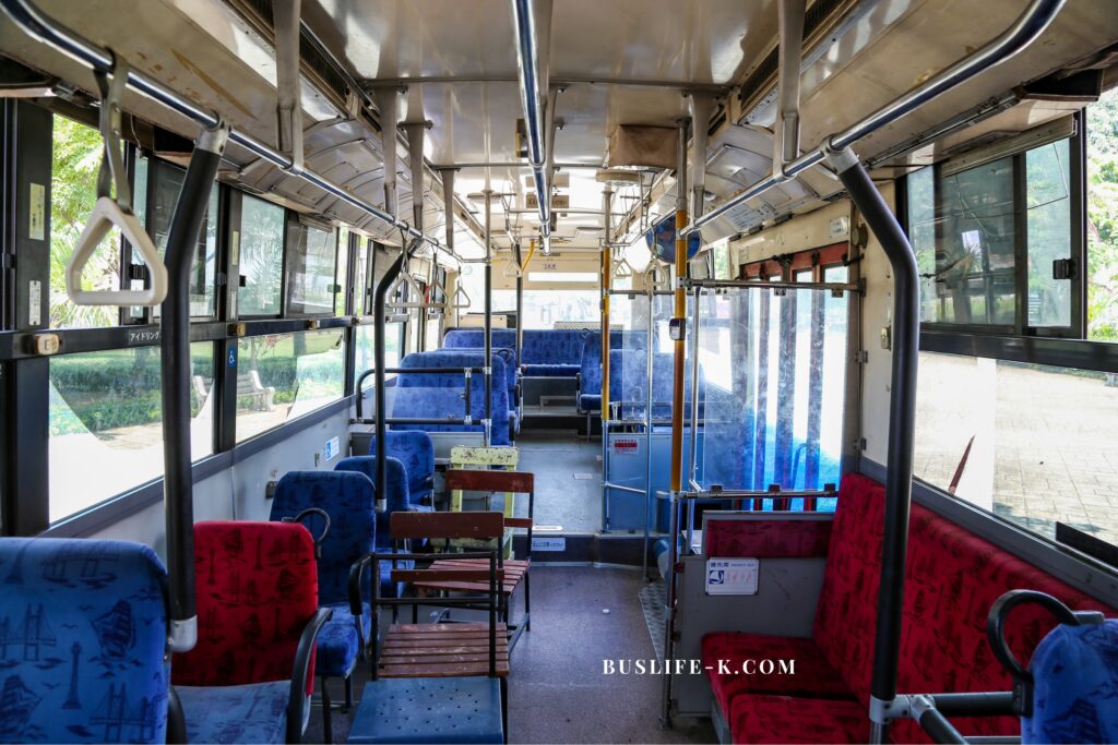 海外へ輸出された日本製の中古バスの車内 (元横浜市営バスの日野ブルーリボン KC-HU2MLCA)