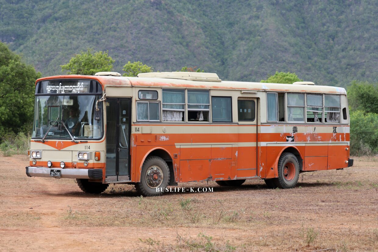 海外へ輸出された日本製の中古バス (元江ノ電バスの日野ディーゼル 5E)