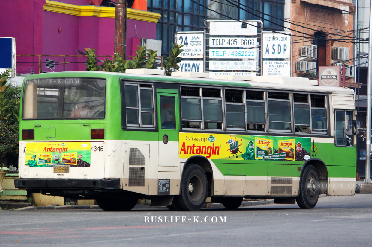 海外へ輸出された日本製の中古バス (元都営バスの日野ブルーリボン)