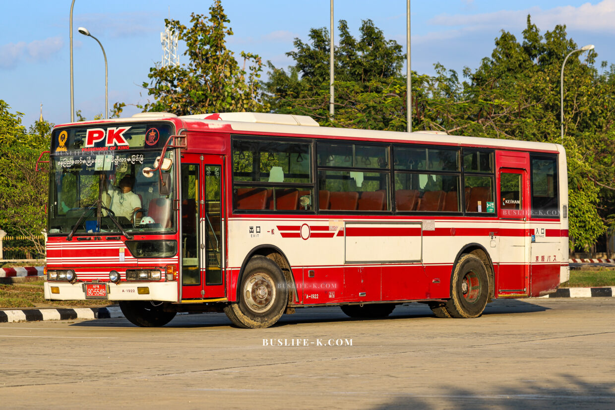 海外へ輸出された日本製の中古バス (元京阪バスの三菱ふそうニューエアロスター)